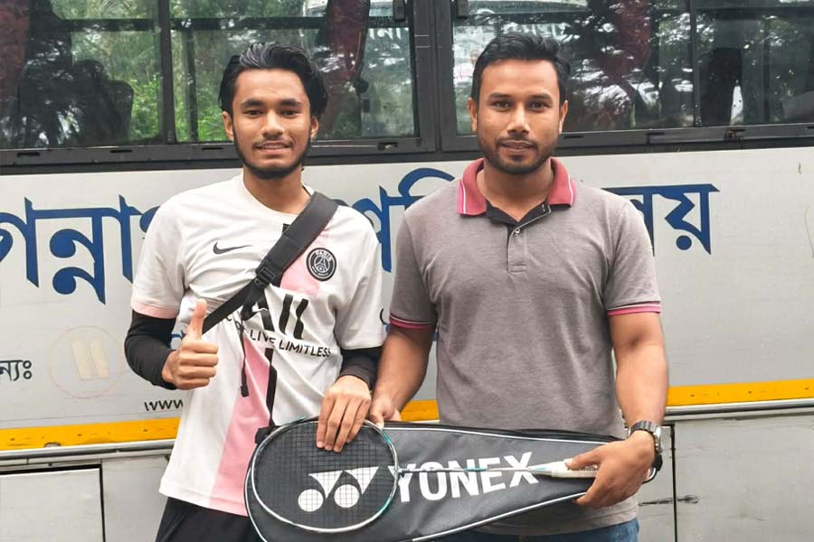 সেমিফাইনালিস্টকে ব্যাট উপহার দিলেন ছাত্রদল নেতা শাহরিয়ার