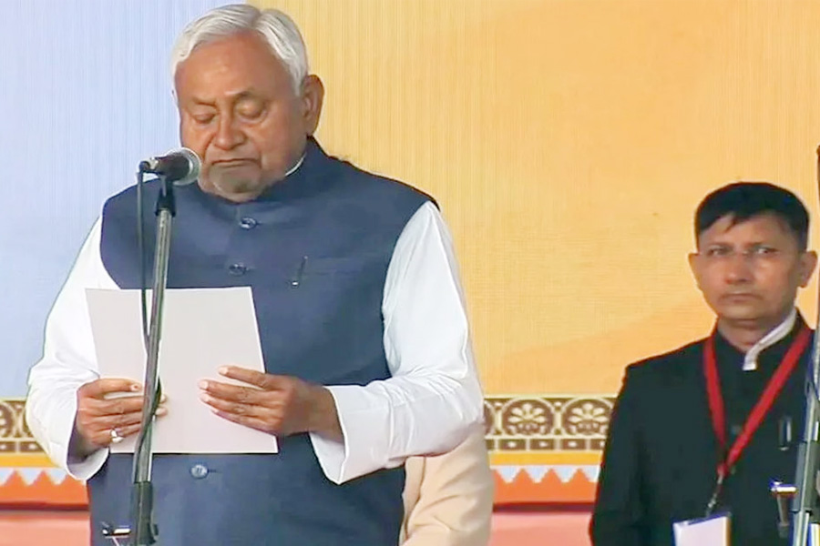 বিহারে রেকর্ড: দশমবারের মতো মুখ্যমন্ত্রীর শপথ নিলেন নীতিশ কুমার