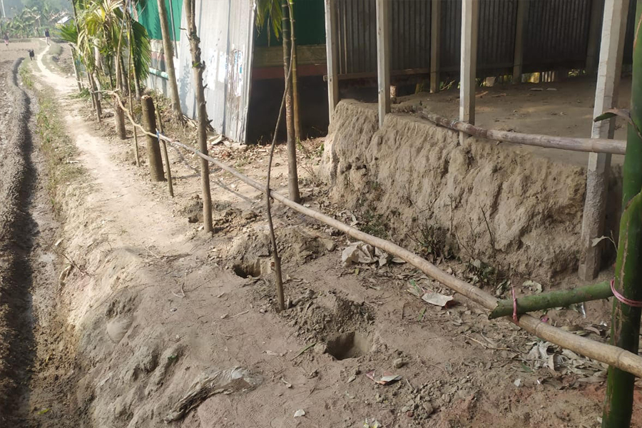 মধুপুরে রাস্তা দখল করে বেড়া নির্মাণ, বিপাকে শিক্ষার্থী ও শতাধিক পরিবার