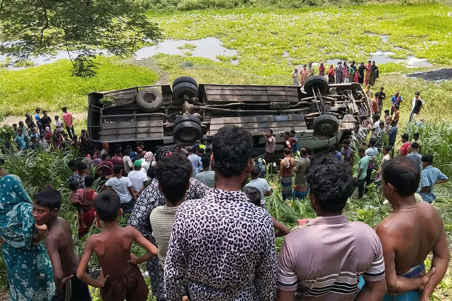 ভাঙ্গায় যাত্রীবাহী বাস খাদে, আহত ১০