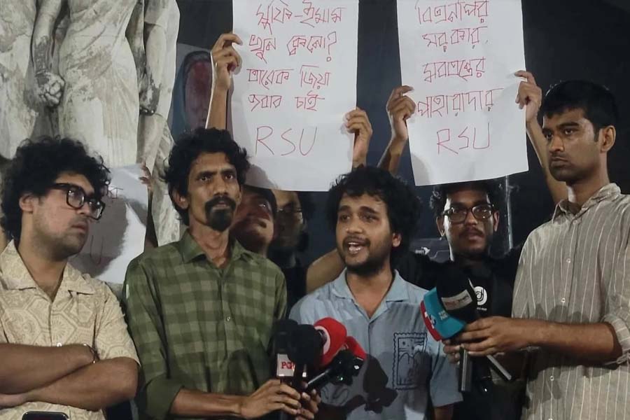 ‘পীর’ হত্যাসহ মব সহিংসতার প্রতিবাদে ঢাবিতে বিক্ষোভ