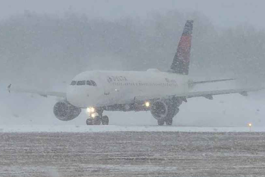 বাতিল ১৩ হাজার ফ্লাইট, বিদ্যুৎহীন লাখো মানুষ