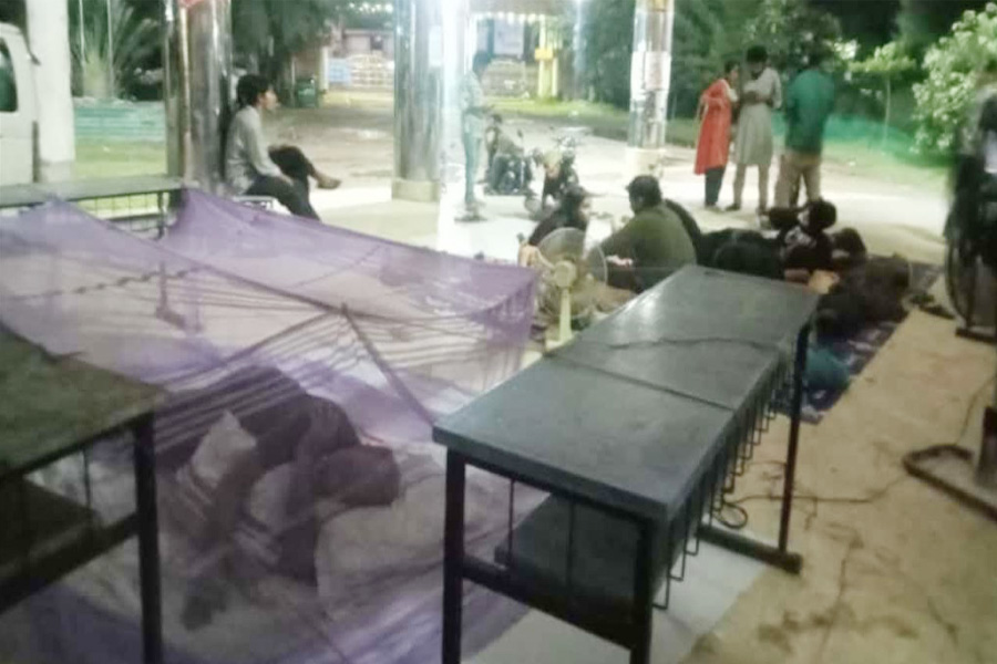আন্দোলনরত শিক্ষার্থীদের পাশে রাত কাটালেন ববি উপাচার্য
