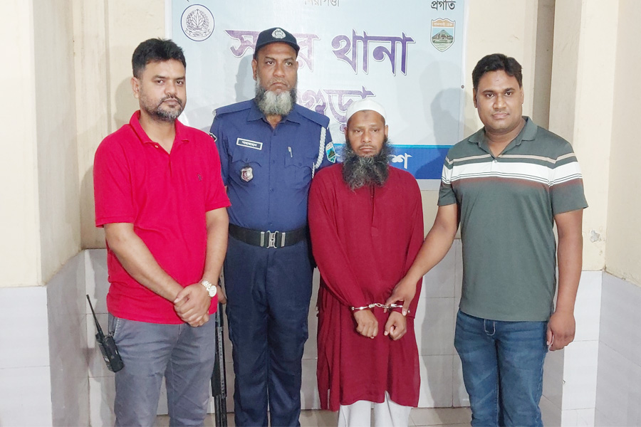 বগুড়ায় মাদরাসার ছাত্রীকে ধর্ষণের অভিযোগে ভন্ড কবিরাজ গ্রেপ্তার