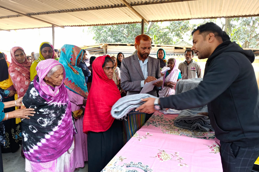 ভাঙ্গুড়ায় শীতার্তদের মাঝে শীতবস্ত্র বিতরণ