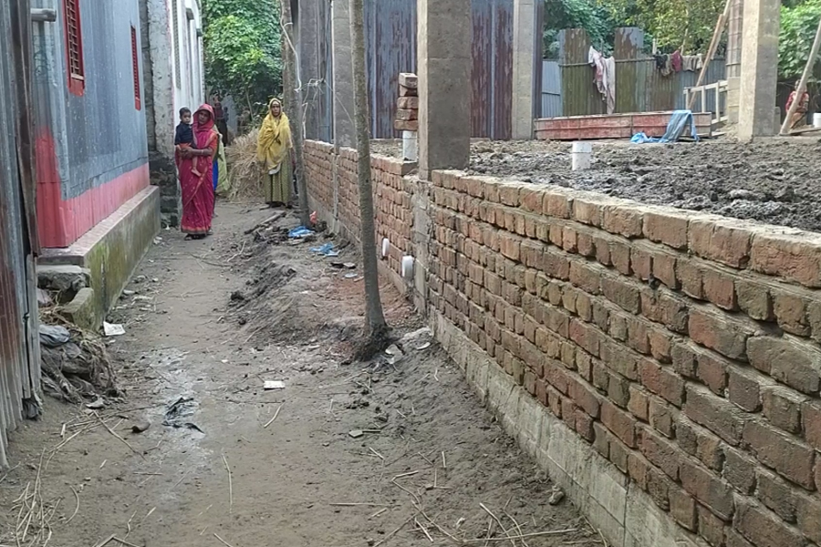 প্রভাব দেখিয়ে রাস্তা দখলের চেষ্টা, আতঙ্কে বৃদ্ধ পরিবার