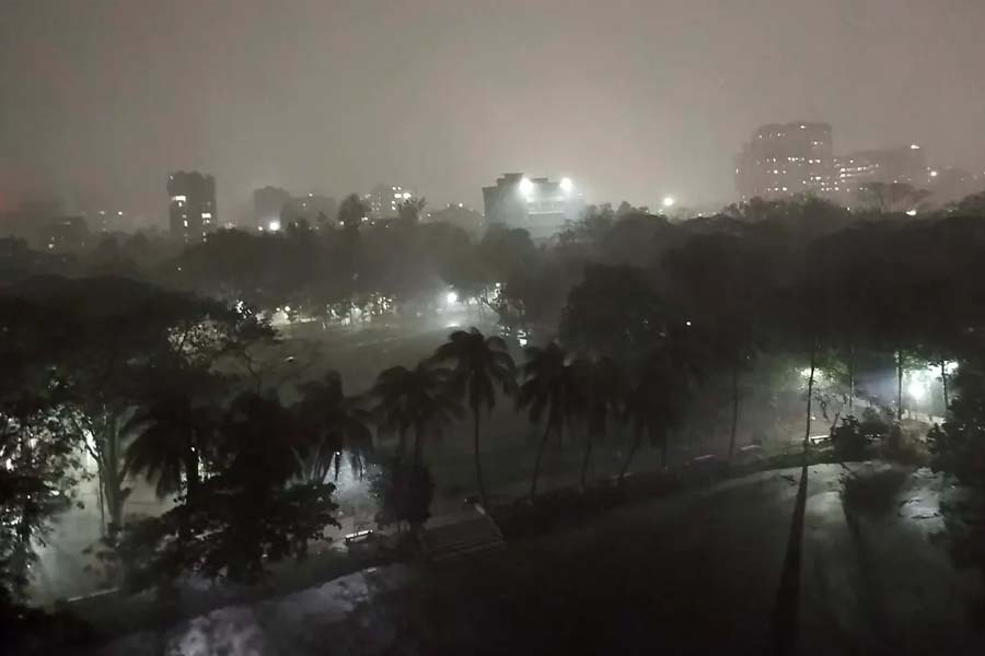 ঢাকায় ঝড়ো হাওয়া, সঙ্গে বজ্রসহ শিলা বৃষ্টি