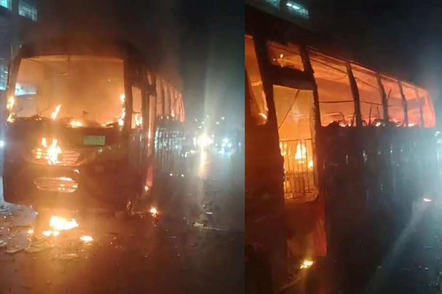 গাজীপুরে চলন্ত বাসে আগুন