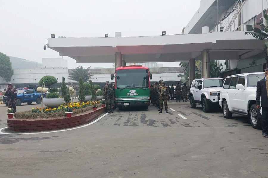 তারেক রহমানের জন্য বিমানবন্দরে লাল-সবুজের বুলেটপ্রুফ বাস