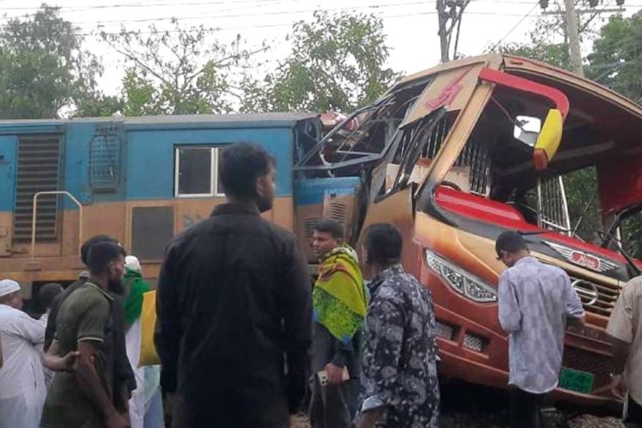 কুমিল্লায় বাস-ট্রেন সংঘর্ষ: ২ গেইটম্যানের বিরুদ্ধে মামলা