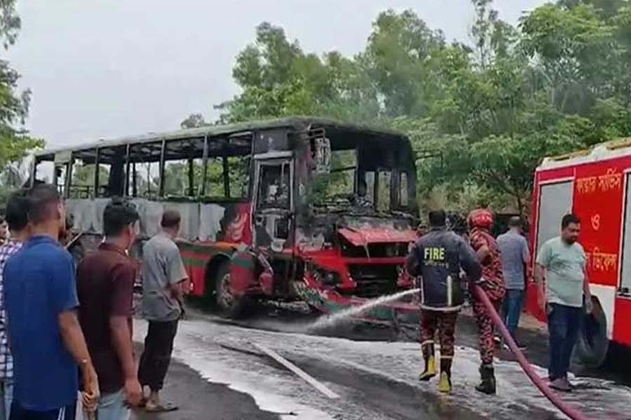 সড়কে ঝরল বাবা-ছেলের প্রাণ, বাসে আগুন
