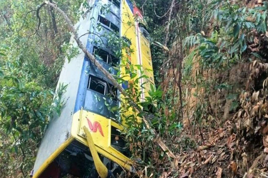 বান্দরবানে পর্যটকবাহী বাস খাদে, আহত অন্তত ২০
