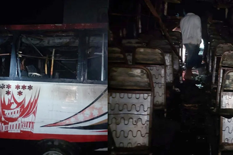 ধামরাইয়ে পার্কিং করা যাত্রীবাহী বাসে আগুন