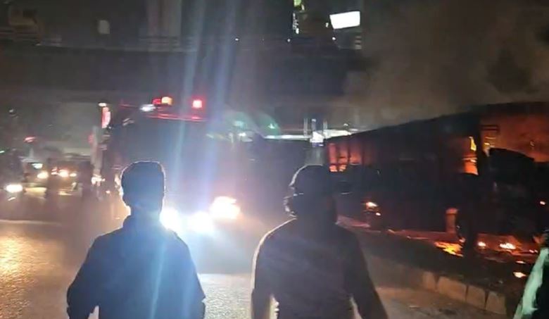 রাজধানীতে দাঁড়িয়ে থাকা বাসে আগুন