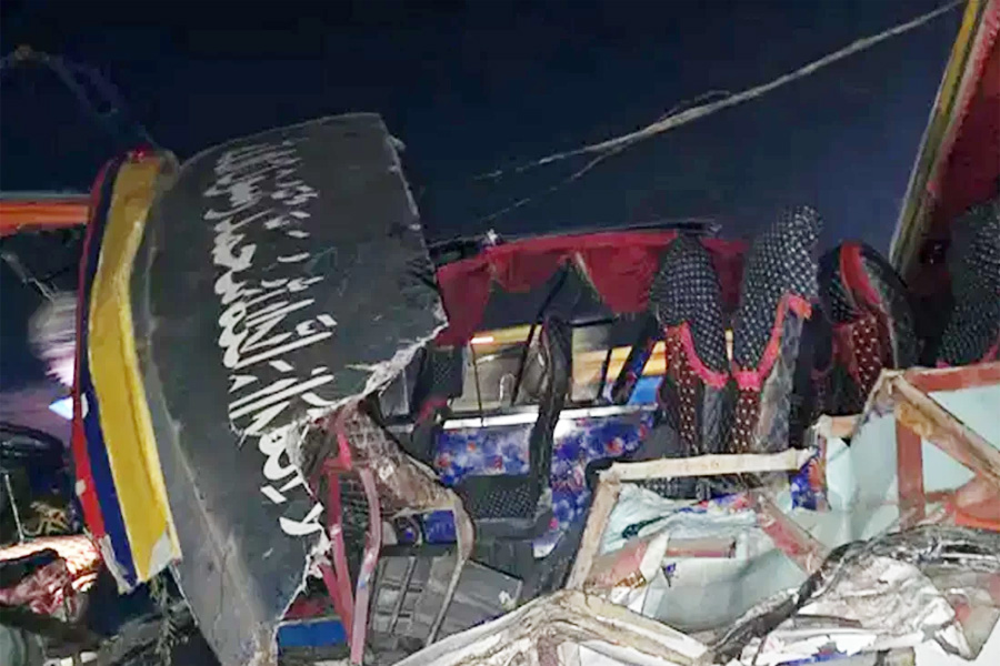 এক্সপ্রেসওয়েতে কাভার্ড ভ্যান-বাসের সংঘর্ষ, নিহত ১