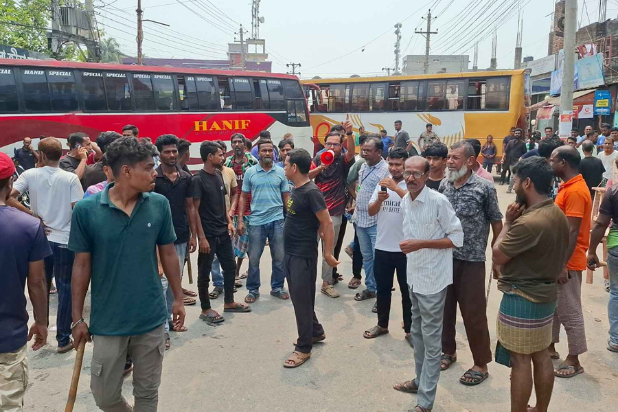 নওগাঁ থেকে দূরপাল্লার বাস বন্ধ, বৈঠকে পুলিশ