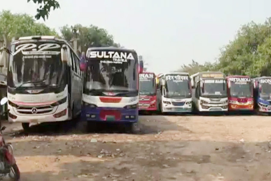 চাঁপাইনবাবগঞ্জে অনির্দিষ্টকালের জন্য সব রুটে বাস চলাচল বন্ধ