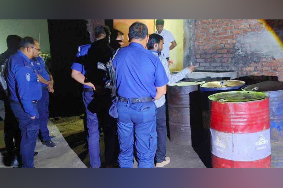গাজীপুরে পুলিশের অভিযানে ১৮ ড্রাম ডিজেল জব্দ, আটক ১
