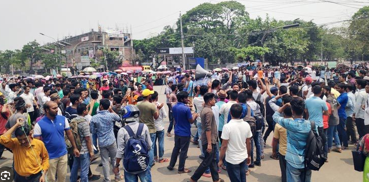 আবার সায়েন্সল্যাব মোড় অবরোধ করলেন সাত কলেজের শিক্ষার্থীরা