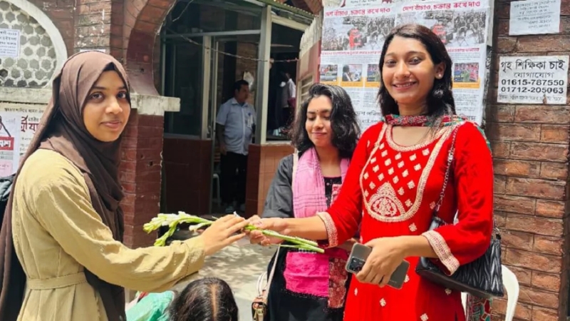 সুফিয়া কামাল হলে নবীন ছাত্রীদের বরণ করল ছাত্রদল