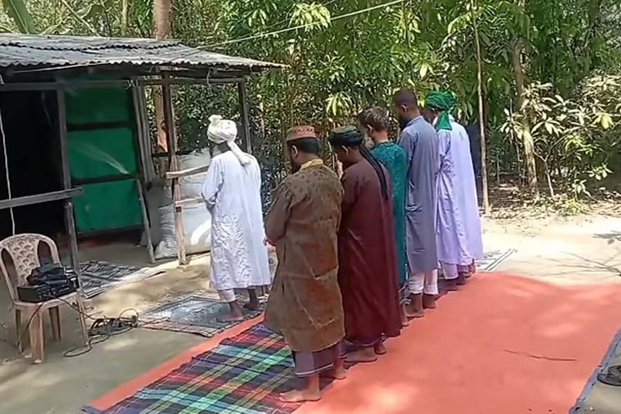 আফগানিস্তানে চাঁদ উঠেছে তাই চাঁদপুরে ৭ মুসল্লির ঈদ উদ্‌যাপন