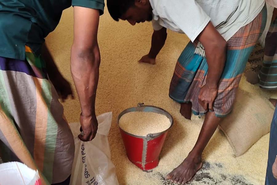 পাংশা পৌরসভায় ভিজিএফ চাল বিতরণে অনিয়মের অভিযোগ