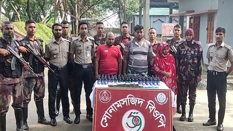 ভারতীয় সীমান্তঘেঁষা বাড়ি থেকে ফেনসিডিল ইয়াবাসহ আটক ৩
