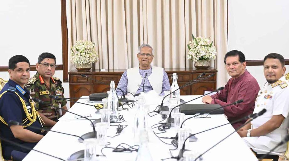 প্রধান উপদেষ্টার সঙ্গে তিন বাহিনী প্রধানের সাক্ষাৎ