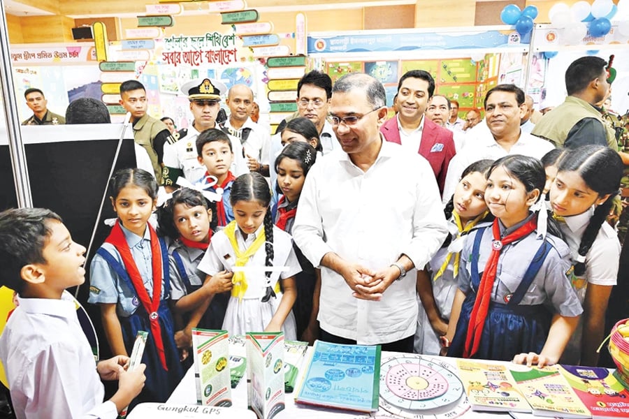 প্রাথমিক শিক্ষা পদক-২০২৬ প্রদান অনুষ্ঠানে স্টল পরিদর্শন করেন প্রধানমন্ত্রী তারেক রহমান।  ছবি- সংগৃহীত