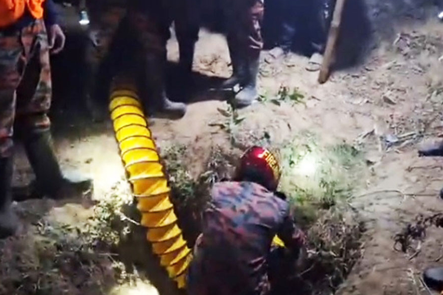 রাউজানে গভীর নলকূপে ৫ বছরের শিশু, উদ্ধারে কাজ করছে ফায়ার সার্ভিস