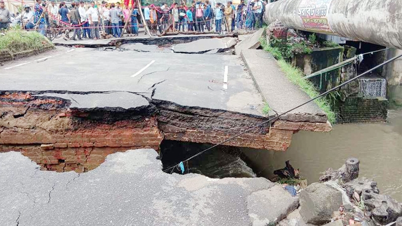 স্টারশিপ এলাকায় সড়কের একপাশ বন্ধ, ঝুঁকিপূর্ণভাবে চলছে যানবাহন
