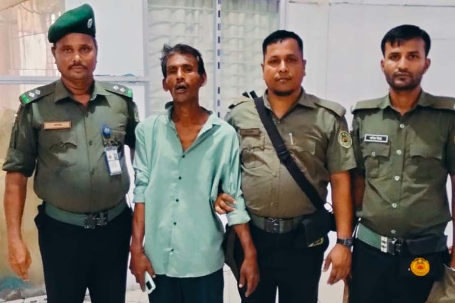 আনসার সদস্যদের তৎপরতায় বরিশাল মেডিকেলে পকেটমার আটক