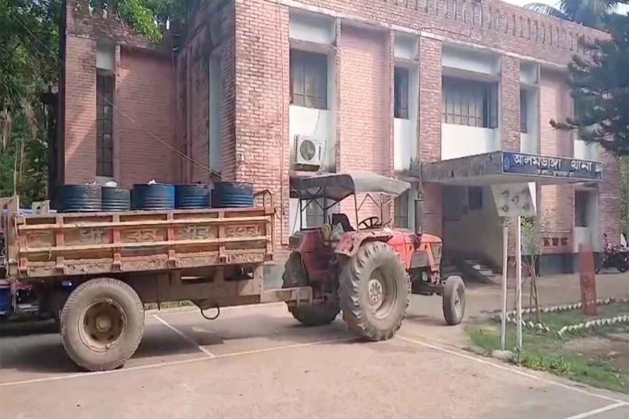 চুয়াডাঙ্গায় ৯ হাজার লিটার পেট্রোল-অকটেন জব্দ, আটক ৪