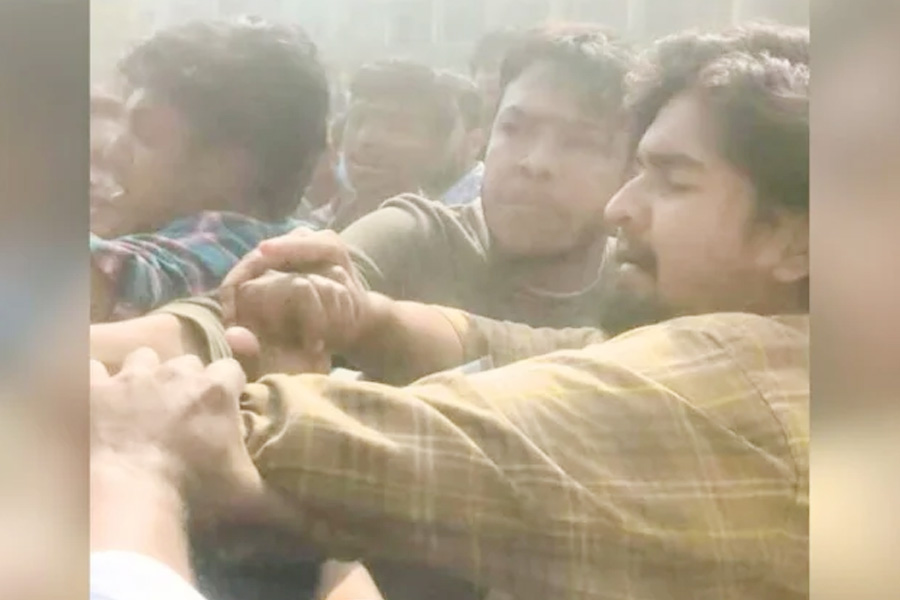 শিক্ষক ও সাংবাদিকসহ ৩০ আহত