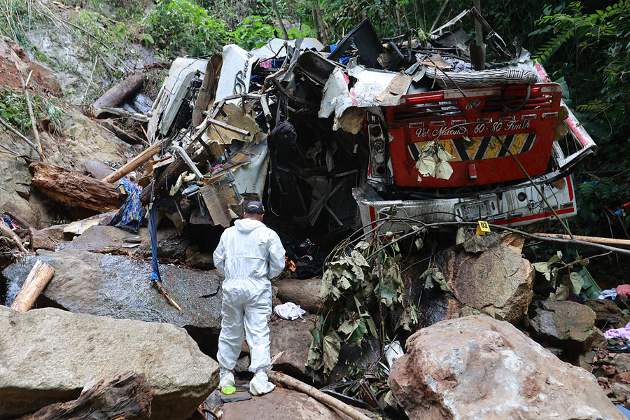 স্কুল ভ্রমণ শেষে ভয়াবহ দুর্ঘটনা, ১৭ জনের মৃত্যু
