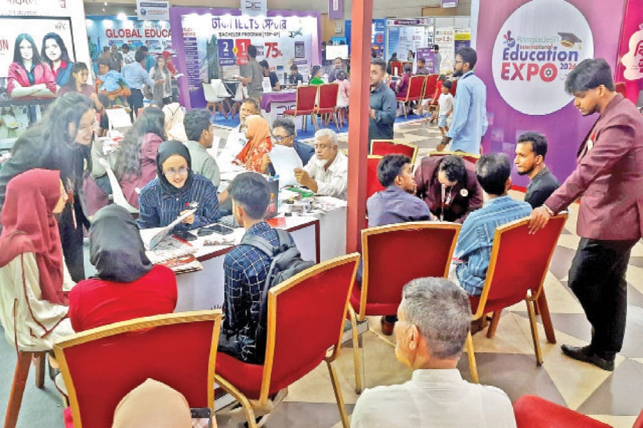 আইসিসিবির বাংলাদেশ আন্তর্জাতিক শিক্ষামেলায় বিভিন্ন দেশের বিশ্ববিদ্যালয়ের স্টলে তথ্য নিচ্ছেন শিক্ষার্থী ও অভিভাবকরা। ছবি: সংগৃহীত