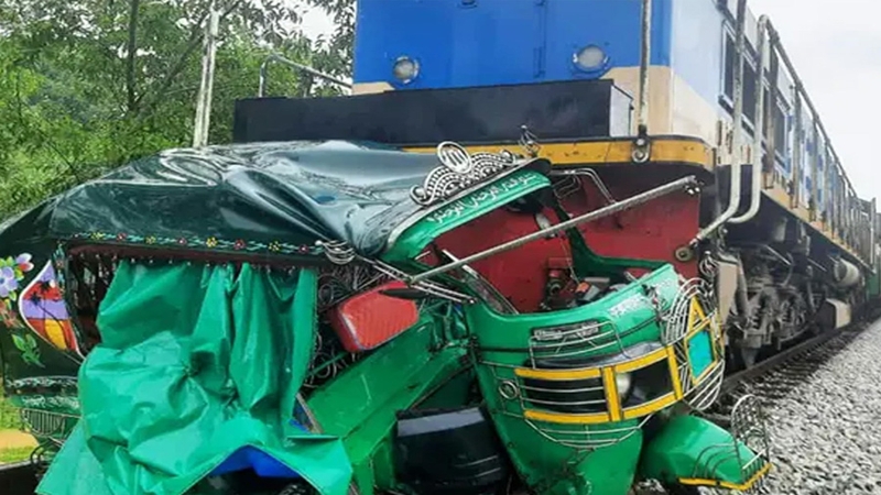কক্সবাজারে ট্রেনের ধাক্কায় অটোরিকশার ৪ যাত্রী নিহত