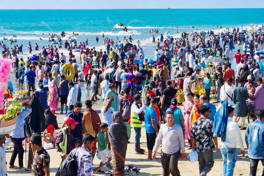 শীতের আমেজে পর্যটকদের পদচারণায় মুখরিত সমুদ্রসৈকত