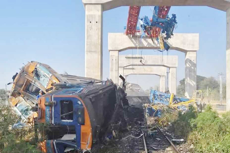 রাতচাসিমায় চলন্ত ট্রেনের ওপর ক্রেন পড়ে নিহত ২২