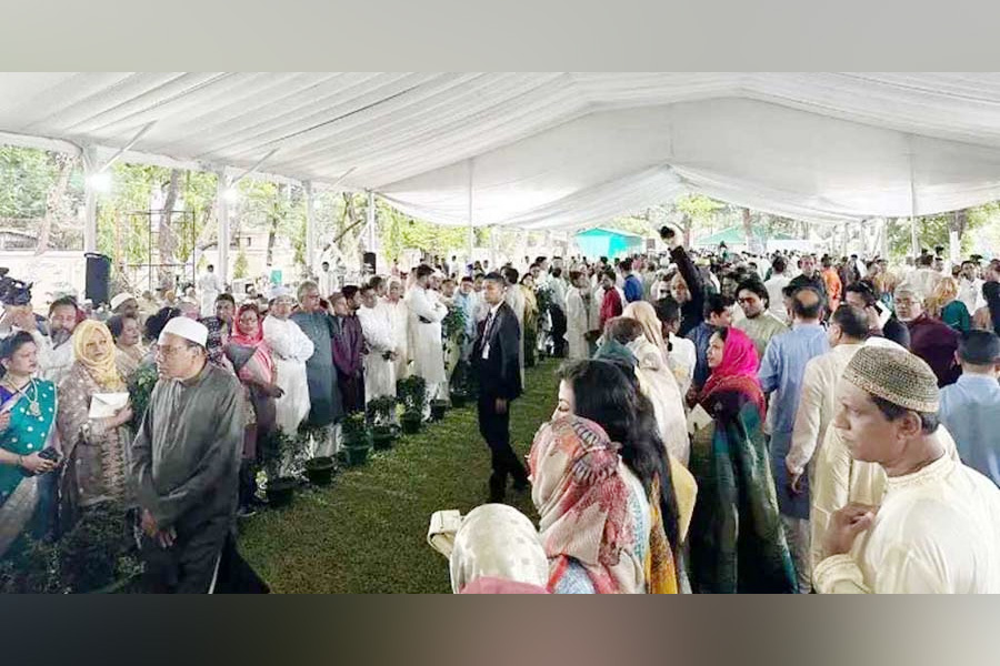 যমুনায় সর্বস্তরের মানুষের ঢল