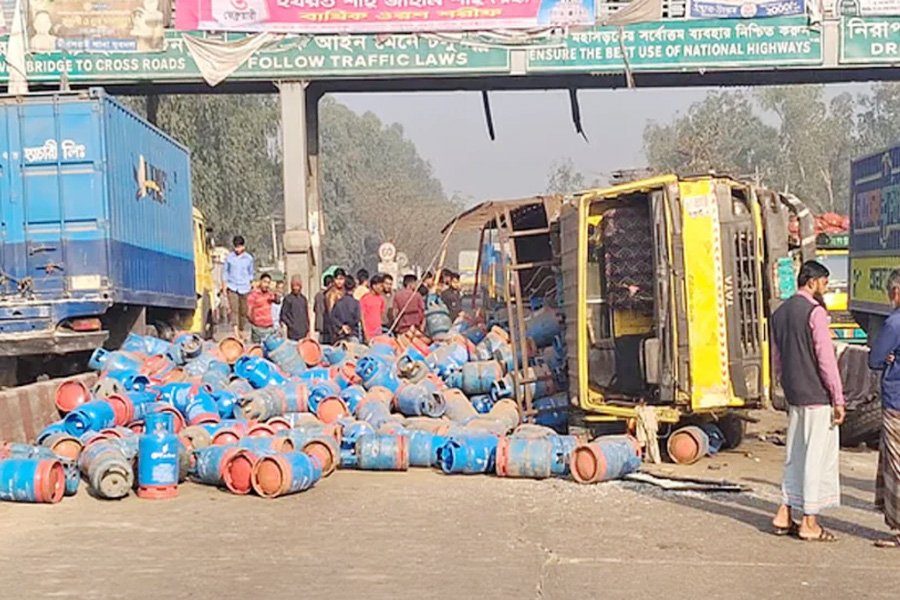 মিরসরাইয়ে ট্রাক উল্টে পথচারী নিহত