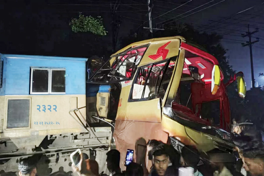 কুমিল্লায় রেলক্রসিংয়ে বাসে ট্রেনের ধাক্কা, নিহত ১২