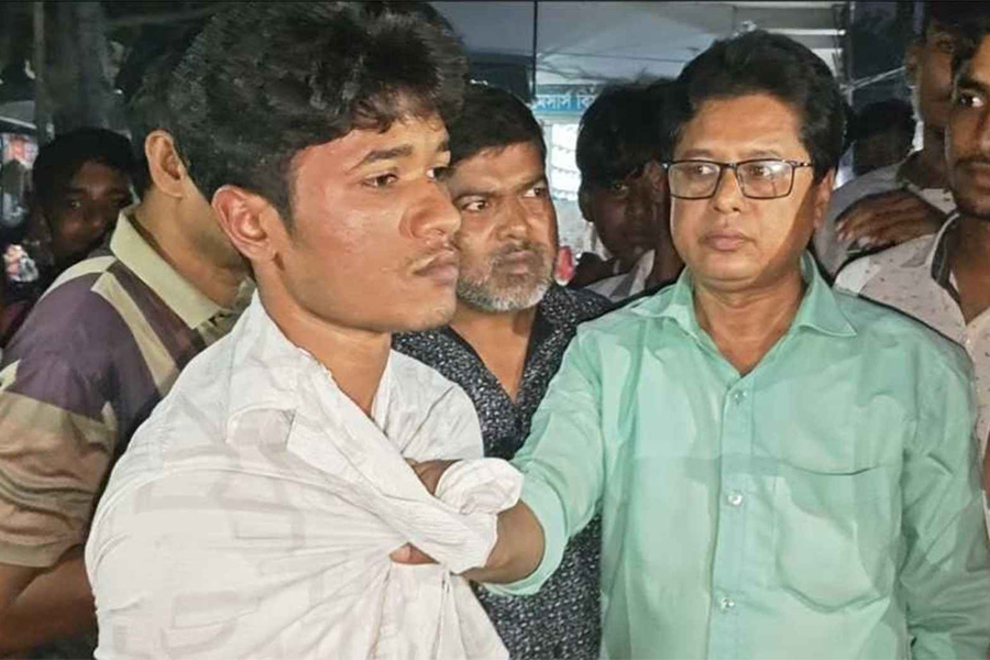 চাঁপাইনবাবগঞ্জে ডিবি পুলিশ পরিচয়ে চাঁদাবাজি, পলিটেকনিক শিক্ষার্থী আটক