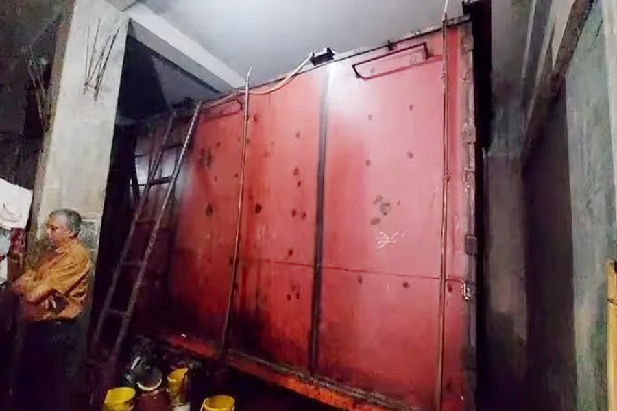 জ্বালানি তেলের মজুতের খোঁজে ডিসি-এসপিরা