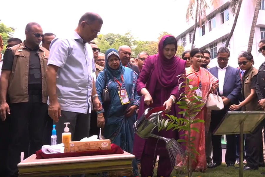 ঢাকা মেডিক্যাল কলেজের বৃক্ষরোপণ কর্মসূচির উদ্বোধন করছেন প্রধানমন্ত্রী তারেক রহমান  ও ডা. জুবাইদা রহমান। ছবি- সংগৃহীত