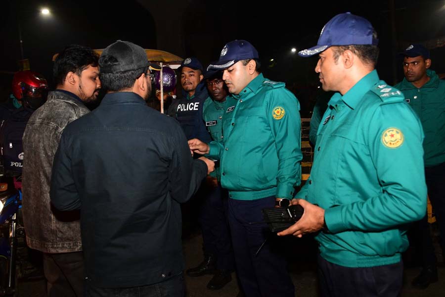 পুলিশের প্রশংসায় দুই তৃতীয়াংশ নাগরিক, বাকিরা বলছেন ‘যথেষ্ঠ নয়’