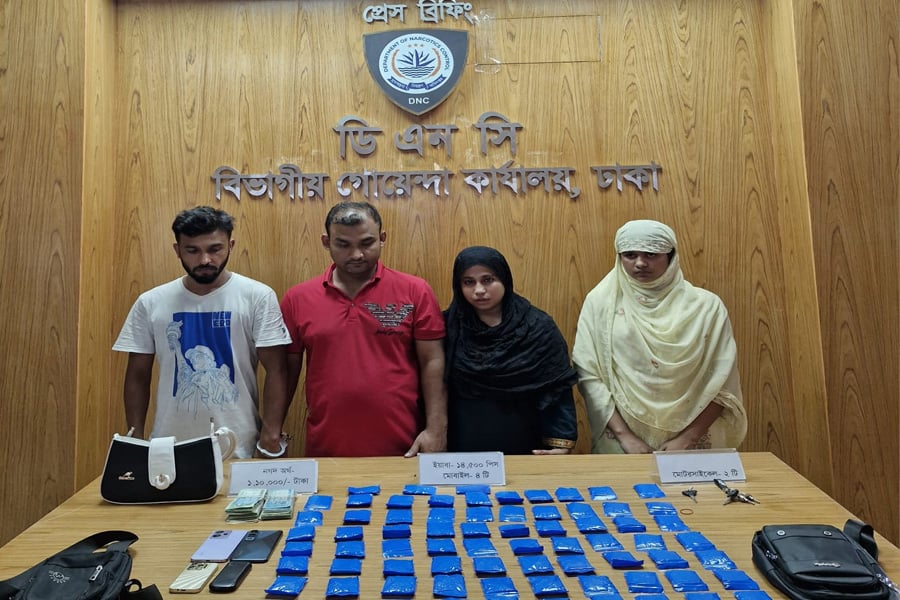 উদ্ধার করা ইয়াবা ট্যাবলেট, নগদ অর্থ ও মোটরসাইকেল। ছবি: মাদকদ্রব্য নিয়ন্ত্রণ অধিদপ্তর (ডিএনসি)