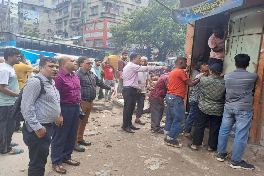 তাঁতিবাজার মোড়ে রাস্তা সম্প্রসারণে ডিএসসিসির উচ্ছেদ অভিযান