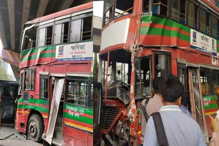 কারওয়ান বাজারে ঢাবির বাস দুর্ঘটনা, আহত ৮ শিক্ষার্থী