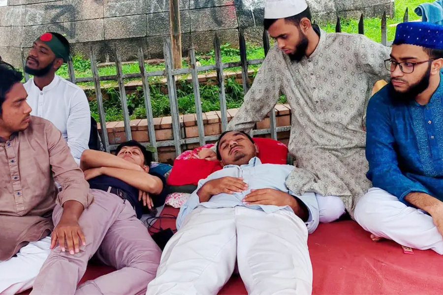 জুলাই সনদ বাস্তবায়নের দাবিতে ঢাবি শিক্ষার্থীর আমরণ অনশন